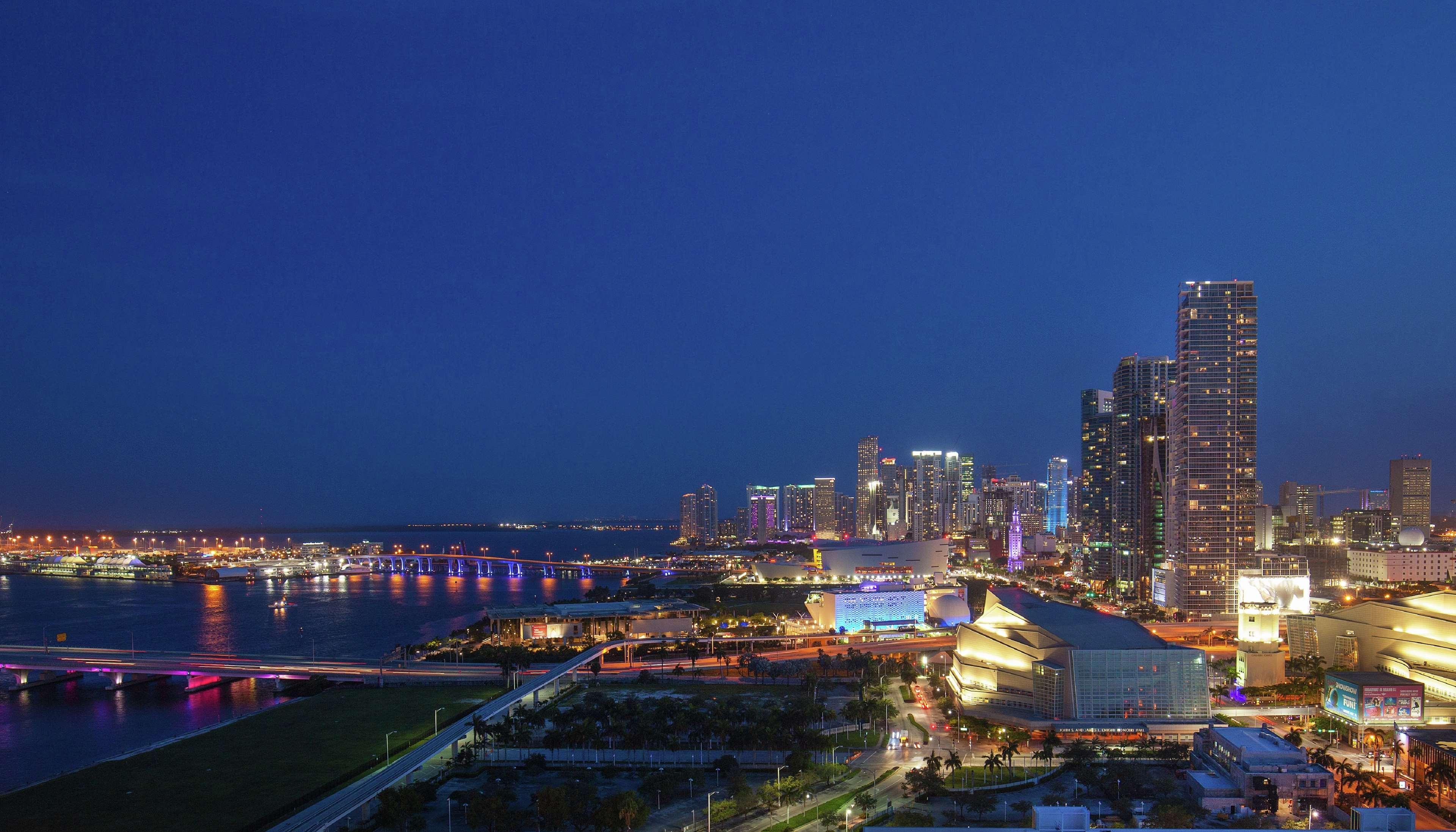 Hotel Hilton Miami Downtown Esterno foto